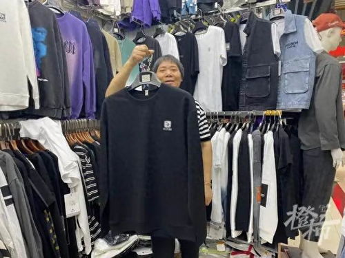 吉尔吉斯斯坦男排逛钱江服装小商品市场,2米高小伙给宝宝买了个电动小玩具,还会还价